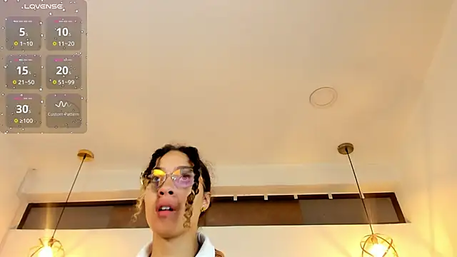 Hanna Cornee  online show from November 2025 01:37:01 PM