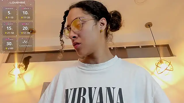 Hanna Cornee  online show from November 2025 01:59:02 PM