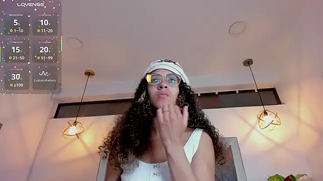 Hanna Cornee  online show from December 2025 01:26:02 PM