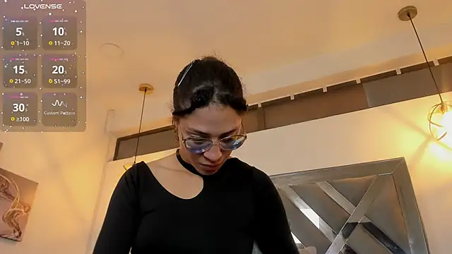 Hanna Cornee  online show from November 2025 01:37:02 PM