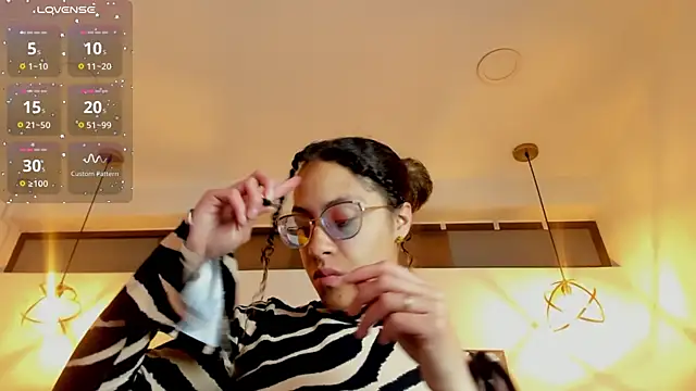 Hanna Cornee  online show from November 2025 01:15:01 PM