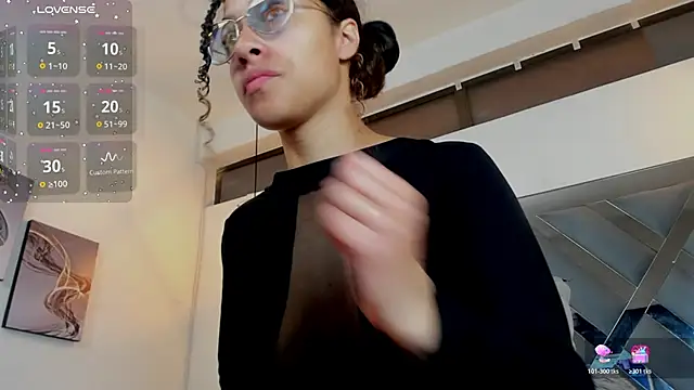 Hanna Cornee  online show from November 2025 01:33:02 PM