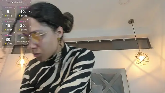 Hanna Cornee  online show from November 2025 01:32:02 PM