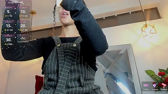 Hanna Cornee  online show from November 2025 01:44:02 PM