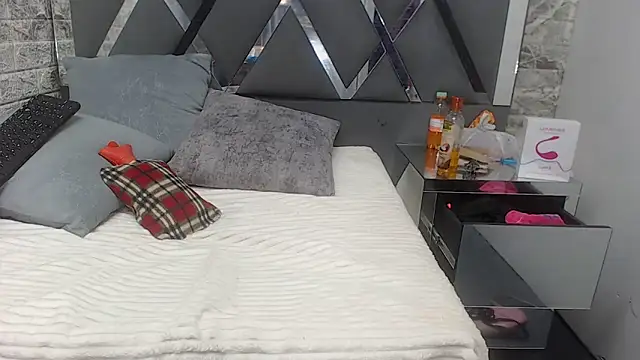 Snapshot of YanetRose chatting on December 2025 03:23:01 AM YanetRose online show from December 2025 03:23:01 AM