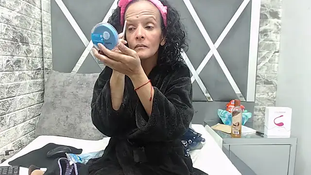 Snapshot of YanetRose chatting on November 2025 03:32:01 AM YanetRose online show from November 2025 03:32:01 AM