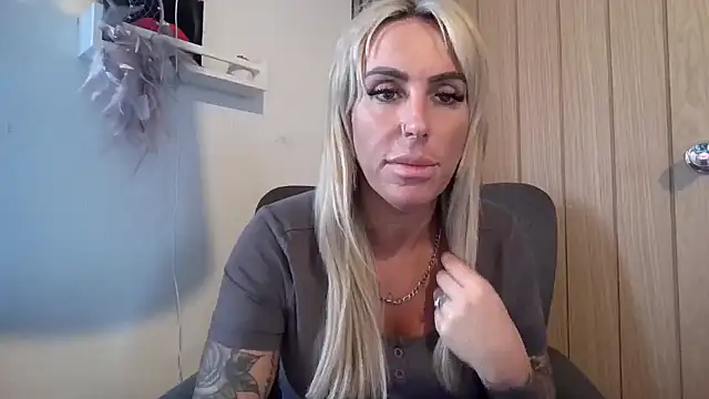 poppyinga1 online show from February 2026 01:42:02 PM