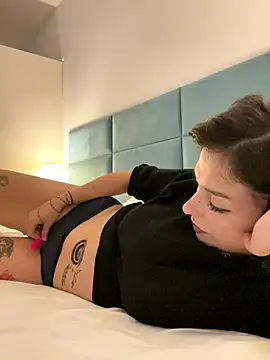 Piggiteablacktea online show from November 2025 08:03:01 PM