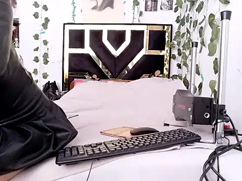 lucywhite13 online show from November 2025 01:15:02 PM