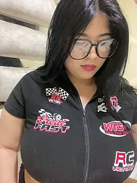 Snapshot of Vliacoooper2 chatting on October 2025 08:33:01 AM Vliacoooper2 online show from October 2025 08:33:01 AM