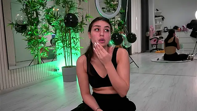 Snapshot of EmmaBlanco chatting on October 2025 08:38:01 PM EmmaBlanco online show from October 2025 08:38:01 PM