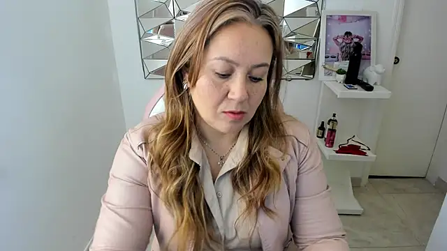 Snapshot of camixxx_m chatting on December 2025 12:29:01 PM camixxx m online show from December 2025 12:29:01 PM