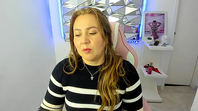 Snapshot of camixxx_m chatting on December 2025 12:37:01 PM camixxx m online show from December 2025 12:37:01 PM