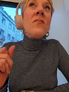 sarahpearlx online show from December 2025 04:51:01 PM