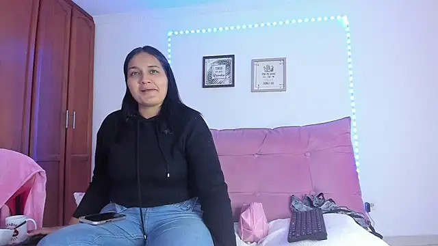 selena jhonson online show from April 2026 01:37:01 PM