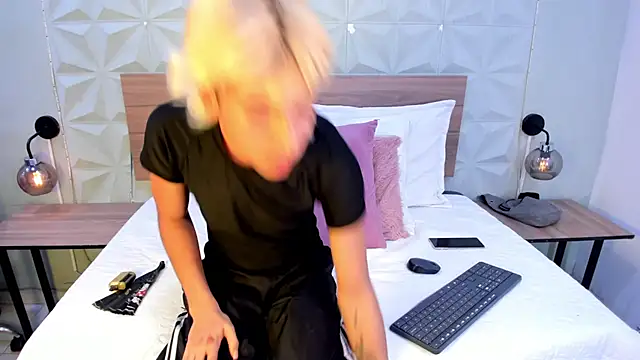 Enrrixxx  online show from February 2026 11:25:01 PM