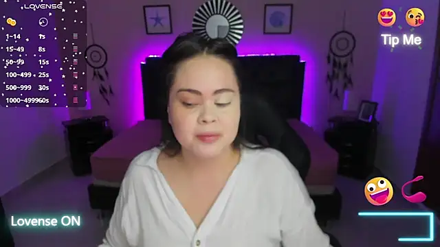 LolaVillalobos online show from November 2025 01:47:02 PM