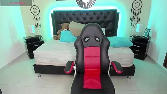 LolaVillalobos online show from November 2025 01:37:02 PM