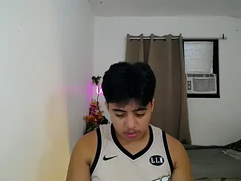 Snapshot of Hugecock2hundle_intown chatting on November 2025 06:56:01 PM Hugecock2hundle intown online show from November 2025 06:56:01 PM