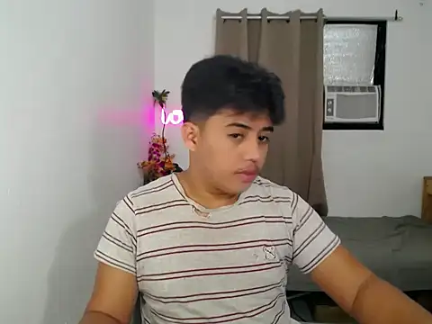 Snapshot of Hugecock2hundle_intown chatting on November 2025 02:21:03 PM Hugecock2hundle intown online show from November 2025 02:21:03 PM