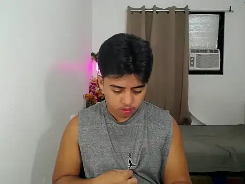 Snapshot of Hugecock2hundle_intown chatting on November 2025 04:55:02 PM Hugecock2hundle intown online show from November 2025 04:55:02 PM