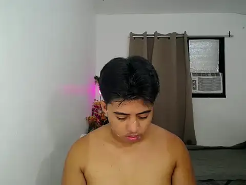 Snapshot of Hugecock2hundle_intown chatting on November 2025 01:37:02 PM Hugecock2hundle intown online show from November 2025 01:37:02 PM