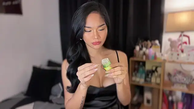 HoleeLaura online show from October 2025 12:17:02 PM