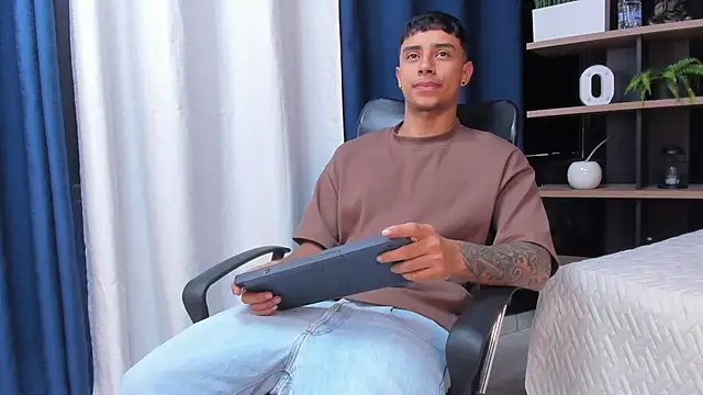 Snapshot of jaze_bradley chatting on November 2025 11:32:02 AM jaze bradley online show from November 2025 11:32:02 AM