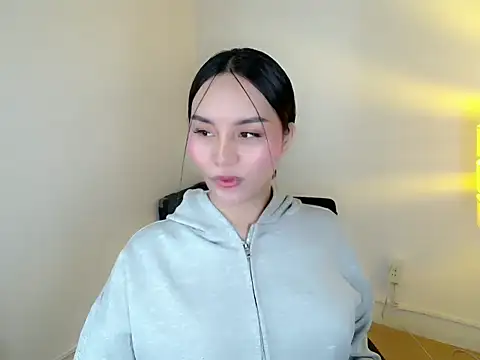 holly tabby online show from May 2026 09:13:01 PM