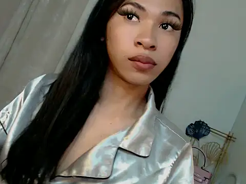 Annaloula online show from November 2025 07:36:01 PM