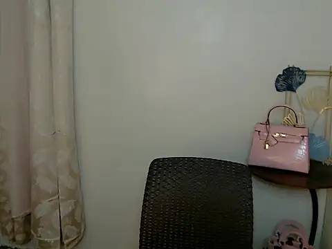 Annaloula online show from November 2025 01:33:02 PM