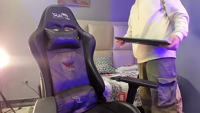 etham wolf  online show from September 2025 04:01:01 PM