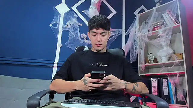 etham wolf  online show from October 2025 11:31:02 AM