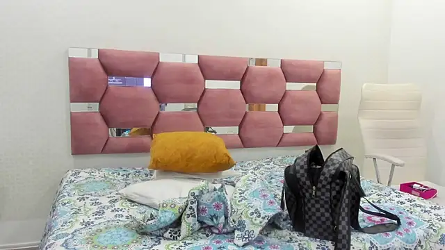 MiiaSmith   online show from November 2025 09:18:01 PM