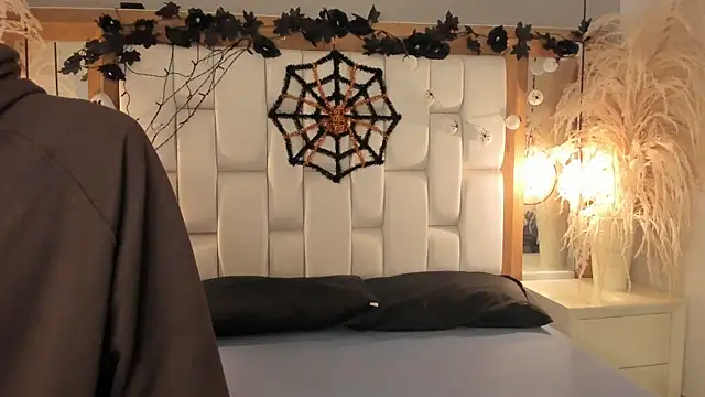 Daphne And Roger online show from October 2025 11:20:01 AM