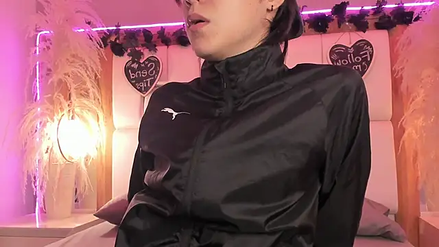 Daphne And Roger online show from March 2026 11:05:01 AM