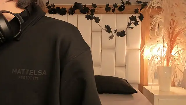 Daphne And Roger online show from December 2025 11:03:02 AM