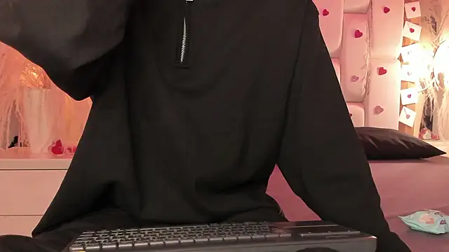 Daphne And Roger online show from February 2026 11:11:01 AM