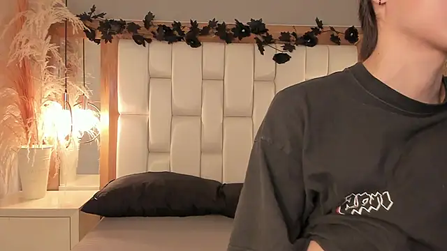 Daphne And Roger online show from November 2025 11:04:01 AM