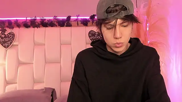 Daphne And Roger online show from March 2026 11:07:02 AM