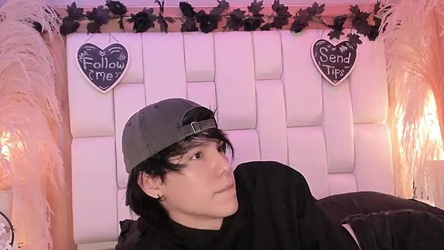 Daphne And Roger online show from April 2026 11:05:02 AM