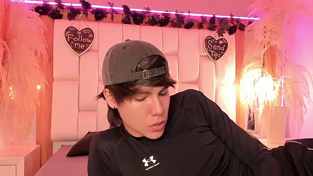 Daphne And Roger online show from March 2026 11:17:02 AM