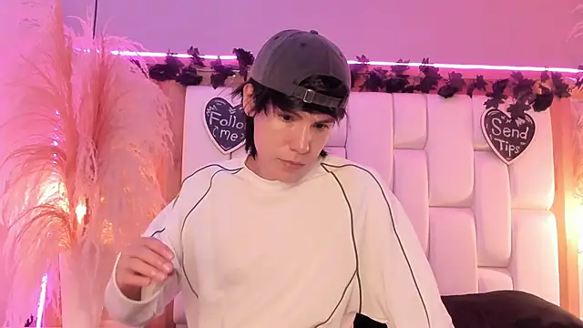 Daphne And Roger online show from March 2026 11:01:01 AM