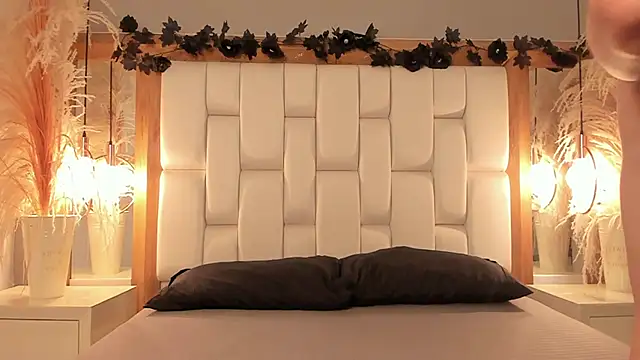 Daphne And Roger online show from November 2025 01:05:02 PM