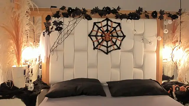 Daphne And Roger online show from October 2025 11:31:01 AM