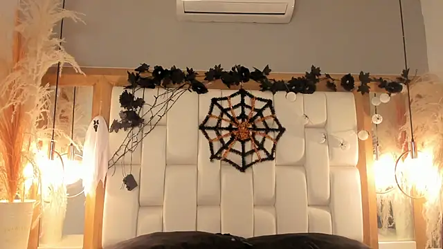 Daphne And Roger online show from October 2025 11:19:01 AM