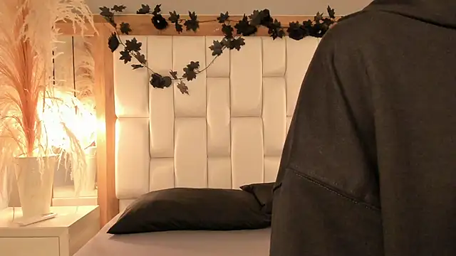 Daphne And Roger online show from December 2025 01:49:02 PM