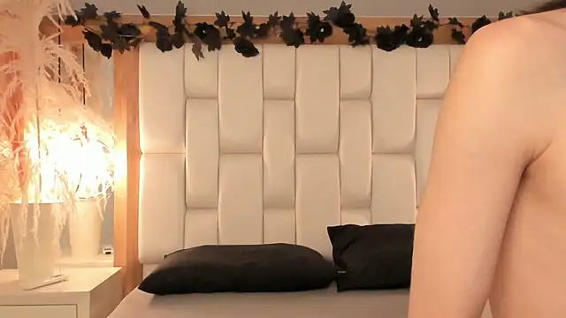 Daphne And Roger online show from December 2025 11:12:01 AM