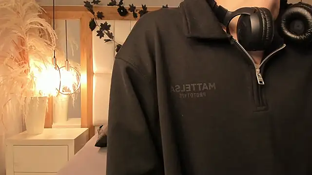 Daphne And Roger online show from December 2025 11:03:01 AM