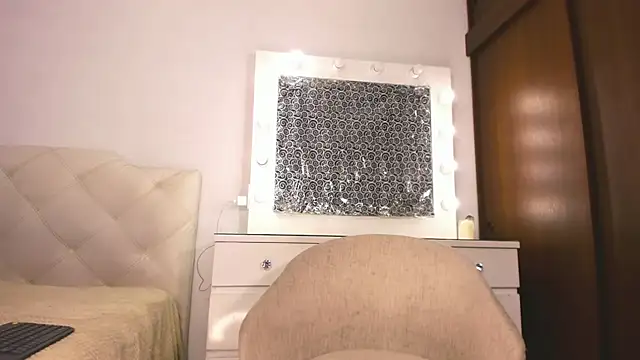 lina quinn online show from September 2025 02:25:01 AM